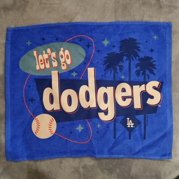 Dodgers Rally Towel & Dodgers Lanyard - Picture 3 of 11